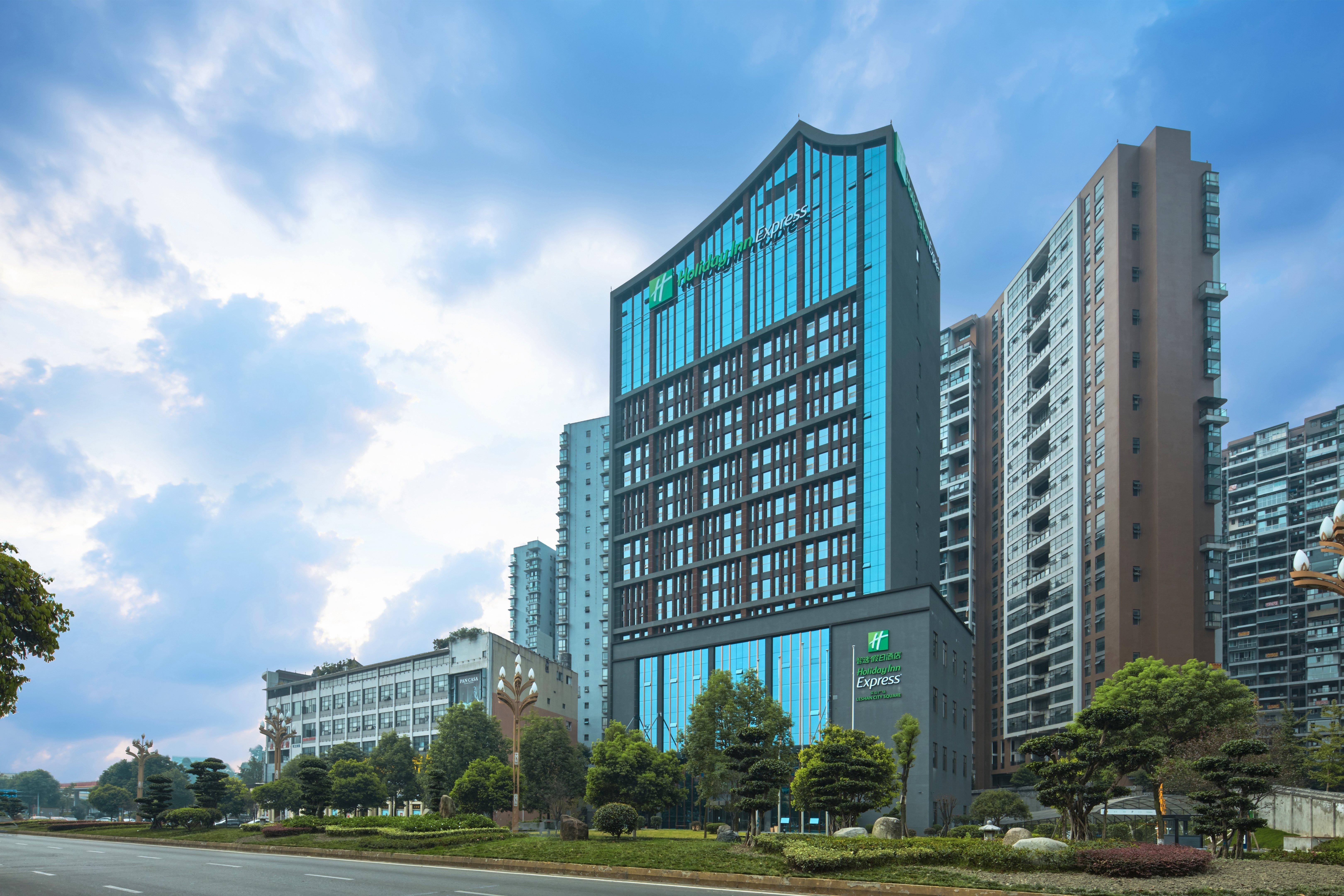 Holiday Inn Express Leshan City Square By Ihg High Speed Rail And Leshan Giant Buddha Exteriör bild