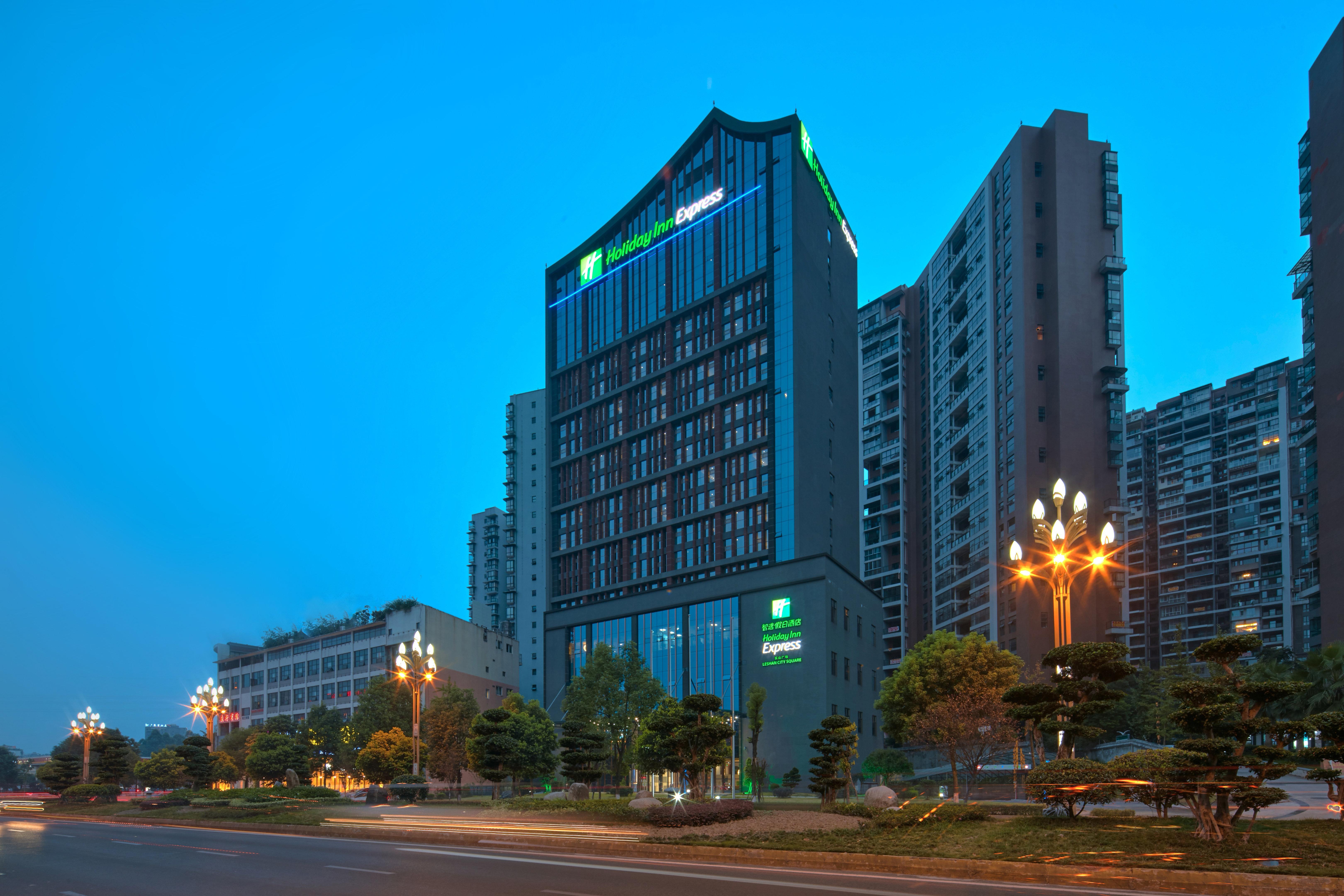 Holiday Inn Express Leshan City Square By Ihg High Speed Rail And Leshan Giant Buddha Exteriör bild